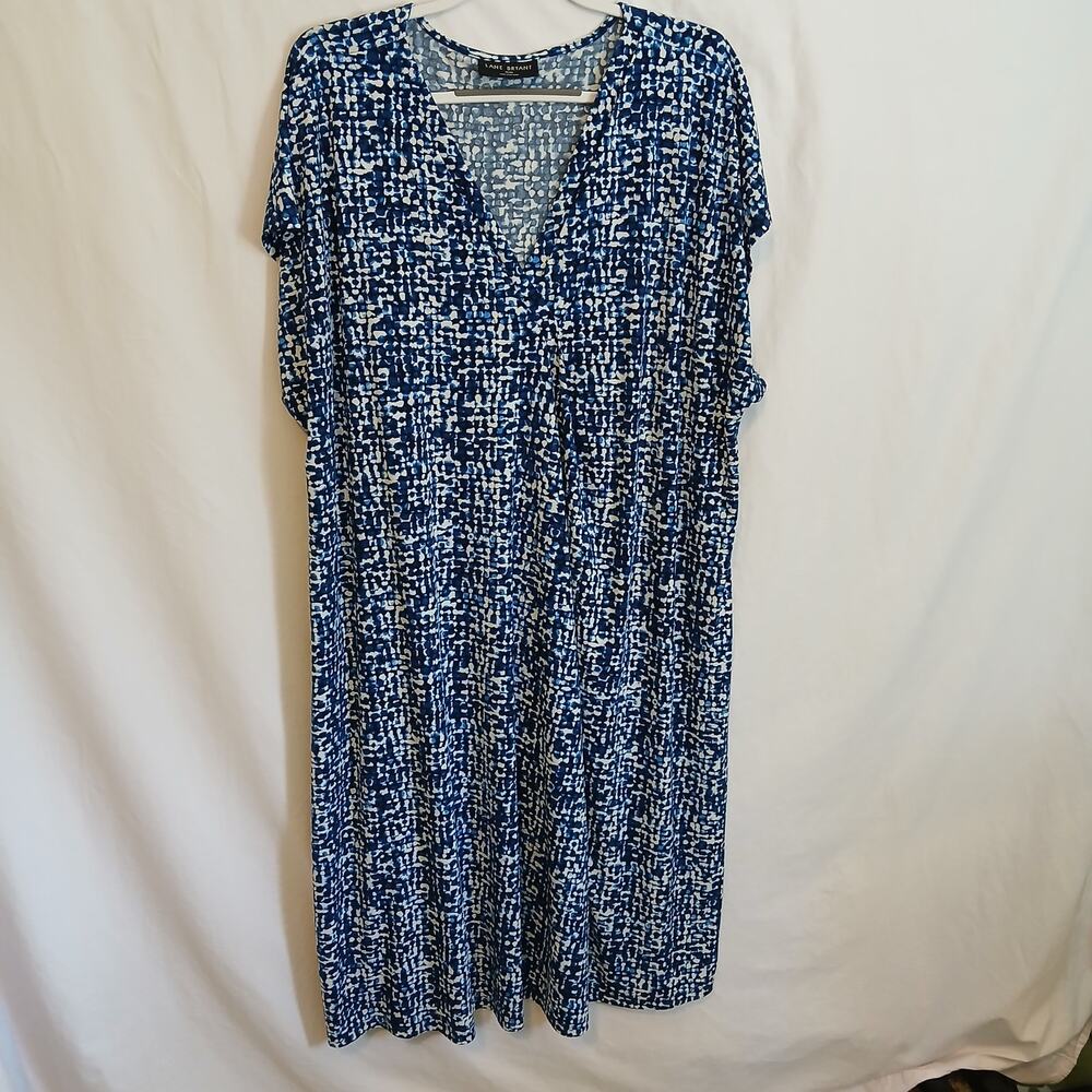 Lane Bryant 26/28 Sleeveless A-Line Blue/White Geometric Print V Neck Easy Care